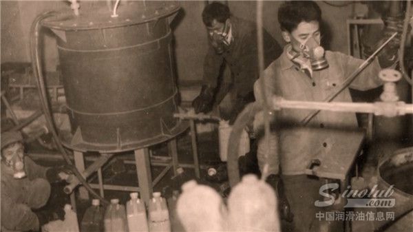 (1962年,为研发核工业、航天工业所需的特种氟油,长城润滑油的前身——621厂正式组建)