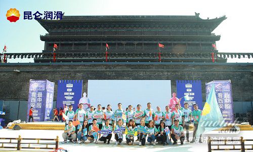 昆仑润滑跑团打卡西安城墙马拉松