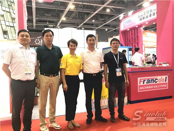 富兰克科技(深圳)股份有限公司总裁范承东先生(右二)、富兰克集团高管和中国润滑油信息网副总经理朱文璇女士合影