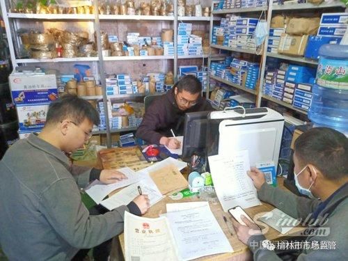 榆林2家商户经销假冒润滑油，执法人员现场