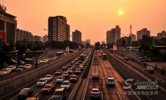 汽车4月产销近乎“腰斩”，新能源逆势增长