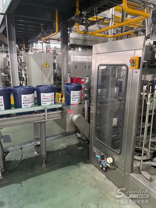 龙蟠首批全合成空压机油成功下线