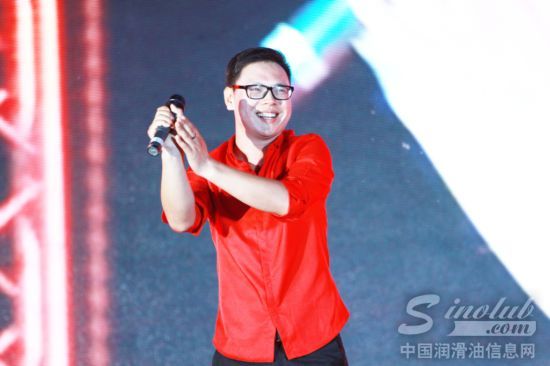 演员现场演唱《红旗飘飘》
