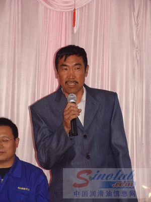 乌兰浩特东站铲车配件公司总经理张凤文致欢迎词