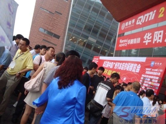 门口排队进馆的观众人头涌动