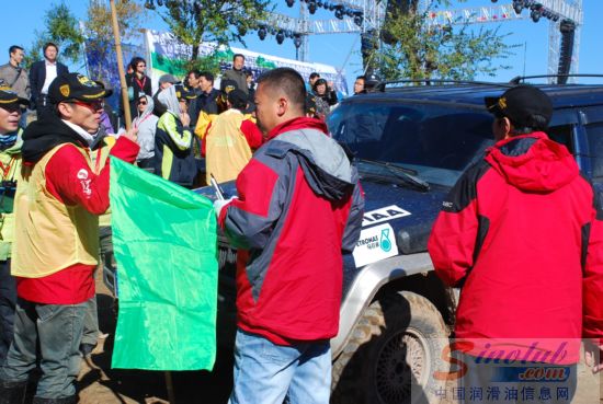 志愿者深入赛场一线