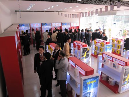 开业现场人潮涌动