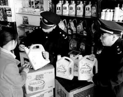 工商人员正在现场检查汽配店经营的壳牌润滑油 