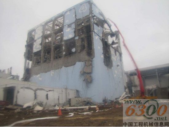 2011年3月22日普茨迈斯特混凝土输送泵车M58-5在为日本福岛4号反应堆注水