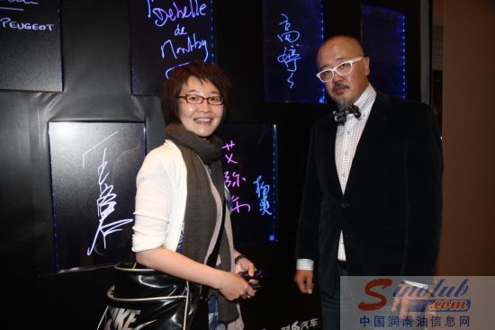 嘉实多代表与汽车领域著名出版人许群合影