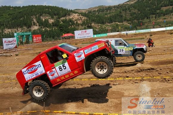 日产嘉禾车手周林平驾驾驶的红色战车仰天长啸。