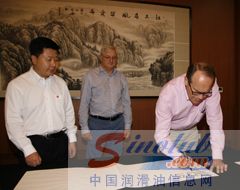 集团董事会主席约玛•奥利拉和首席执行官傅赛在“铁人”王进喜纪念馆的留言簿上留言