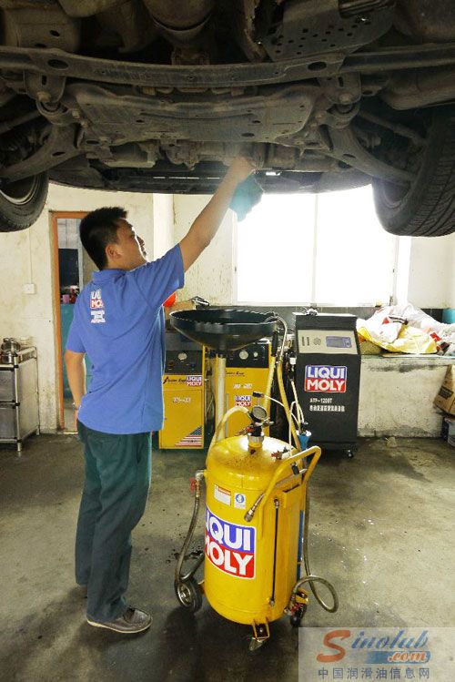 德国力魔佛山新店工作人员正在施工