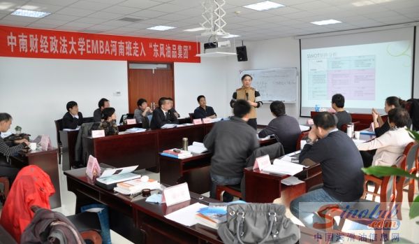 王建国教授与学员们相互交流