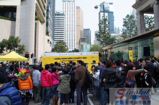 众多MINI爱好者参观香港MINI慈善车展