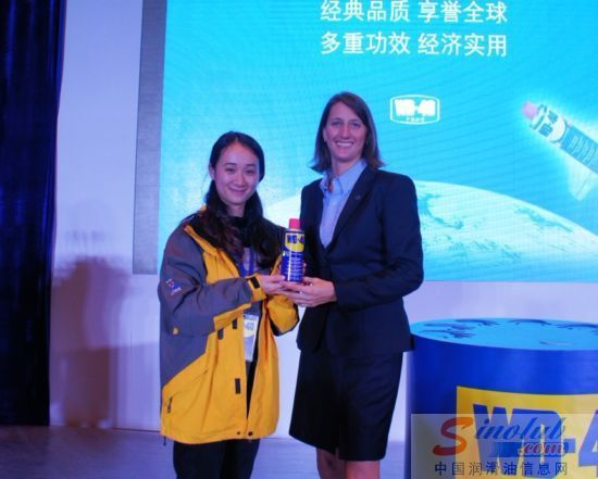 WD-40公司中国区总经理Stephanie女士(右)与中国润滑油信息网记者 合影