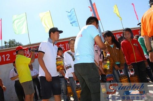 日产嘉禾润滑油车队东川献爱心