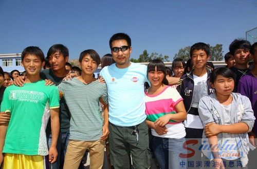 日产嘉禾润滑油车队东川献爱心