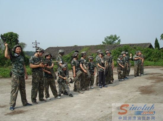 重庆现代石油集团举行员工户外CS拓展训练