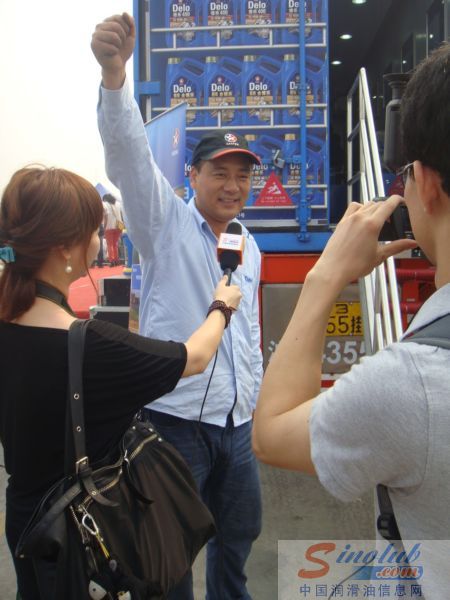 德乐卡车司机接受中国润滑油信息网采访