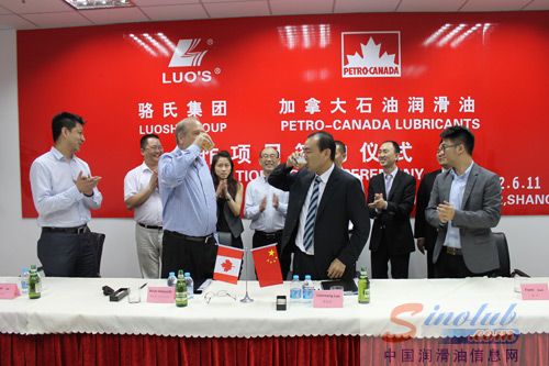 签约结束举杯同庆