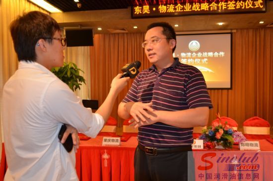 新易泰物流王总接受媒体现场采访