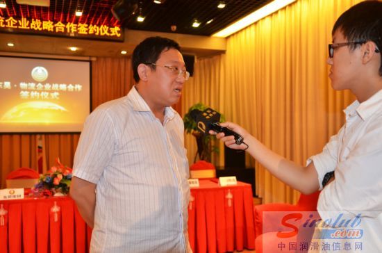 万家物流范立军总经理接受媒体现场采访