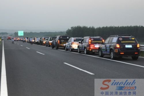 40多辆爱心车辆排队往内蒙古前行 行程一道靓丽的风景线