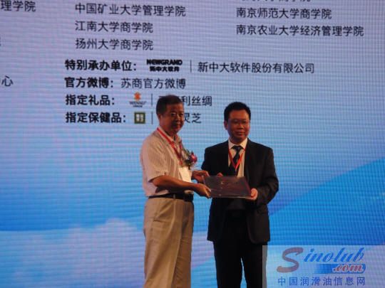 龙蟠石化石俊峰总经理