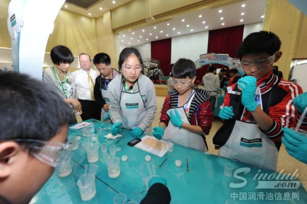 张家港的小朋友在做奇酷保湿凝露试验