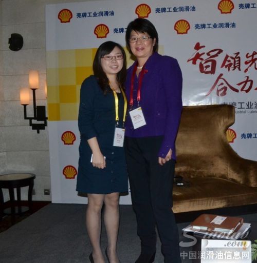 壳牌集团亚太/中东地区商业燃油及润滑油业务副总裁吴瑞真女士(右)与中国润滑油信息网记者合影