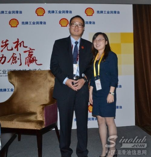 壳牌中国集团大陆及香港地区润滑油业务总经理沈坚先生(左)与中国润滑油信息网记者合影