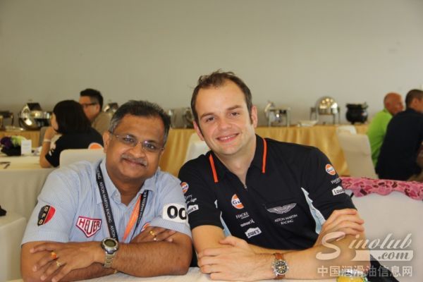 海湾石油(烟台)有限公司执行董事Mr. Joseph与阿斯顿.马丁车队领队Jeremy Scoones