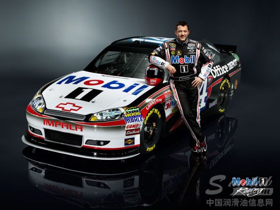 托尼•斯图尔特驾驶与14号美孚1号欧迪办公雪佛兰-黑斑羚赛车