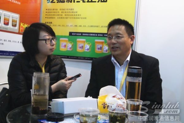 山推小松销售总公司副总经理王子冬先生(右)与中国工程机械信息网记者