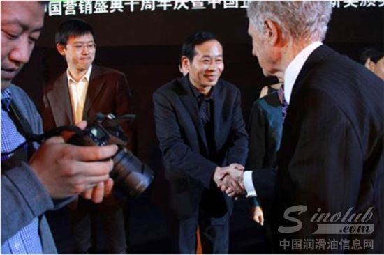 艾·里斯先生向龙蟠石化公司吕振亚副总经理表示祝贺