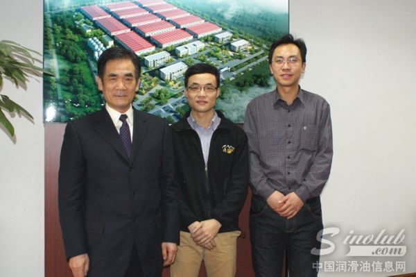 天津舜能润滑科技(股份)有限公司董事长朱文彬先生(左)、市场营销总监林先生(右) sinolub记者