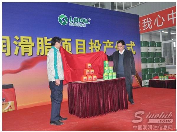 石俊峰总经理(右)和杨操工程师(左)为新品进行揭幕