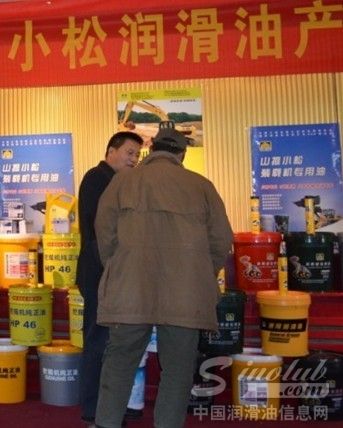 会议开始前现场客户对产品产生浓厚兴趣