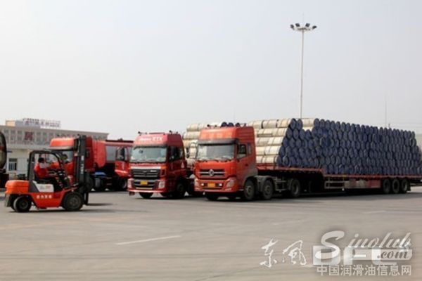 运输钢桶的车辆陆续抵达厂区