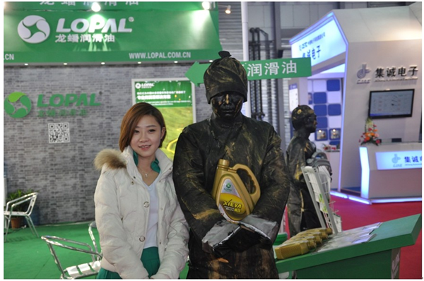 旁白:不要仰望我,我只是一个穿越到现代来的清代铜人,看,我手里拿了什么?