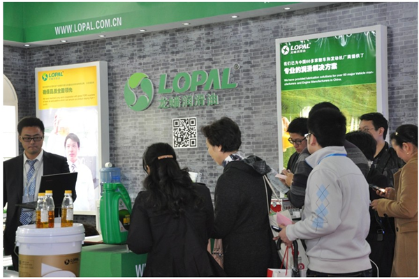 旁白:有奖活动,赶紧拿出手机,扫一扫二维码,关注龙蟠官方微博,听说奖品是移动电源呢!