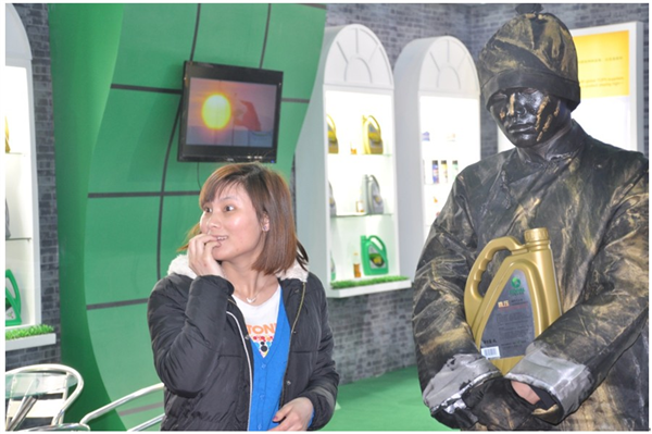 旁白:哎呀妈呀,这是真人还是雕塑啊?可把我吓得……