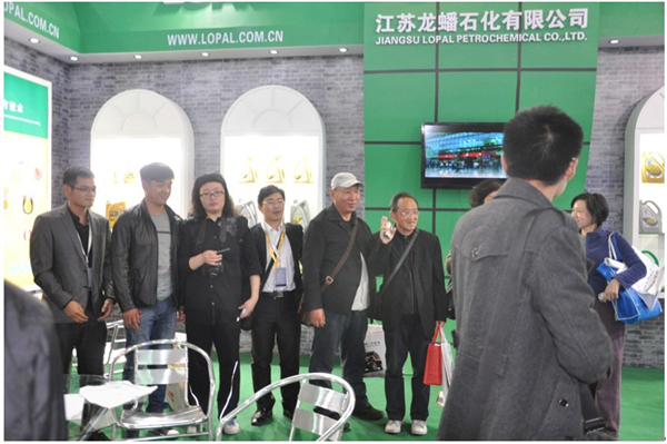 旁白:领奖后欢乐的留影庆祝!来拍照了,大家一起喊:“喜压!”