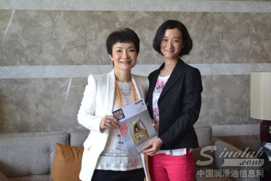 获奖企业代表壳牌统一(北京)石油化工有限公司总经理陈翠薇女士与主办方代表亲切合影