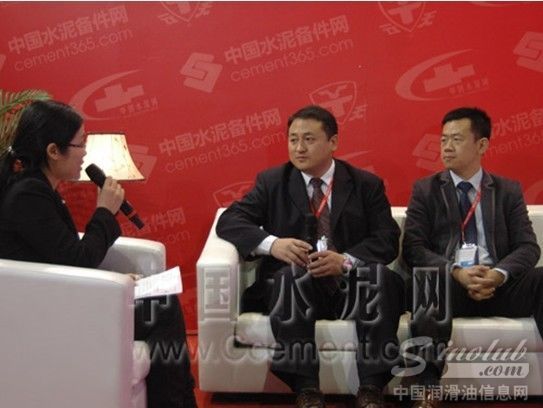 　　广州厚诚润滑油有限公司副总经理夏瑜、西班牙老鹰牌润滑剂公司亚太区经理刘至诚