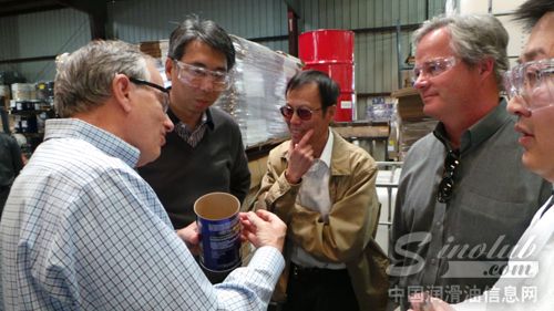 李总一行在美国工厂生产线上了解包材工艺