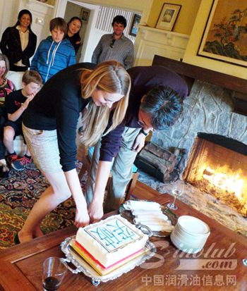 李嘉总经理与TOP1瑞恩家族第三代成员代表一同切下蛋糕，庆祝突破润滑油公司成立和中国突破