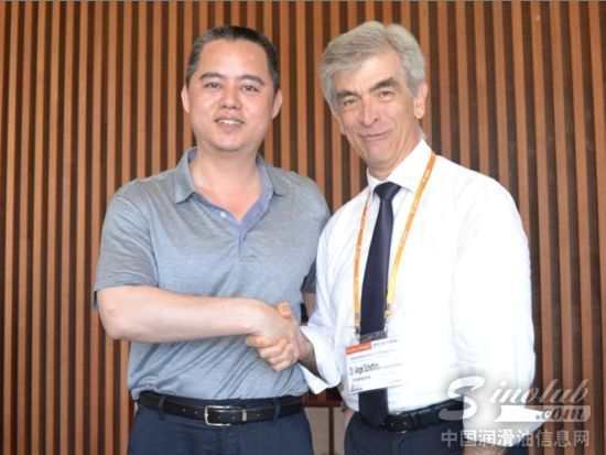 意大利化学技术集团全球技术总监Angel先生与主办方领导亲切合影