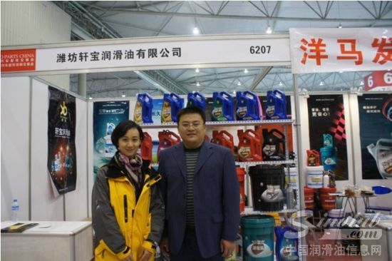 潍坊轩宝有限公司经理李志杰先生与中国润滑油信息网记者合影留念